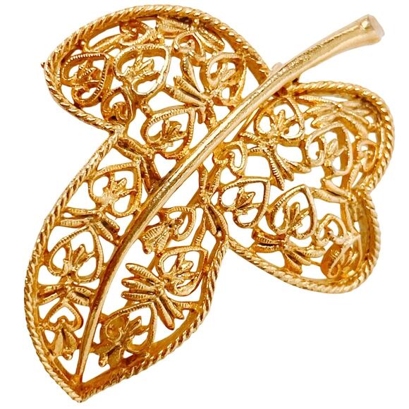 Vintage Gold Tone Filigree Leaf Butterfly Brooch Mid Century Delicate Jewelry - Picture 1 of 10